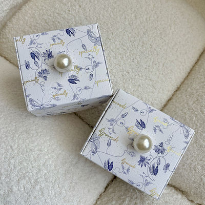 Luksusowe, spersonalizowane pudełko na biżuterię i zegarki. Eleganckie opakowanie na pierścionki, naszyjniki i zegarki.