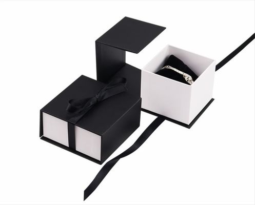 Małe, eleganckie papierowe pudełko na obrączkę ślubną, biżuteria, sztywne kartonowe pudełko z klapą