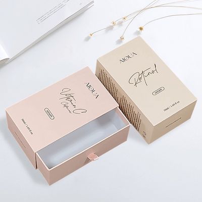 Wyśmienite perfumy koloniańskie wyciągają karton z rysunkiem