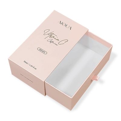 Wyśmienite perfumy koloniańskie wyciągają karton z rysunkiem
