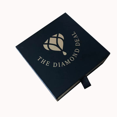 Pierścień ślubny, naszyjnik, kolczyki, karton, pudełko prezentów, logo i zamówienie