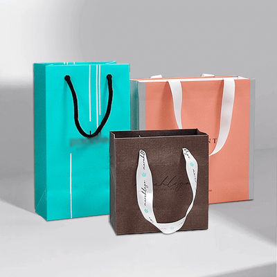 Niestandardowe torebki prezentów w ręku Sklep odzieżowy Personalized Craft Kraft Paper Bags Opakowanie prezentów
