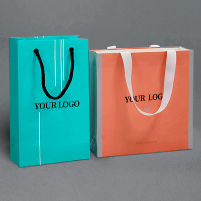 Niestandardowe torebki prezentów w ręku Sklep odzieżowy Personalized Craft Kraft Paper Bags Opakowanie prezentów