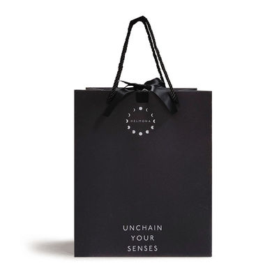 Zamówienie na zamówienie Luxury Black Matte Thick Paper Clothing Packaging Gift Shopping Bag With Logo Ribbon and Handle