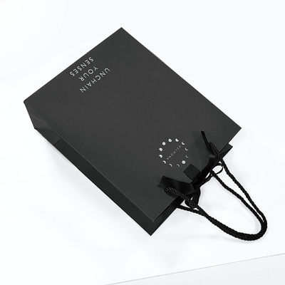 Zamówienie na zamówienie Luxury Black Matte Thick Paper Clothing Packaging Gift Shopping Bag With Logo Ribbon and Handle