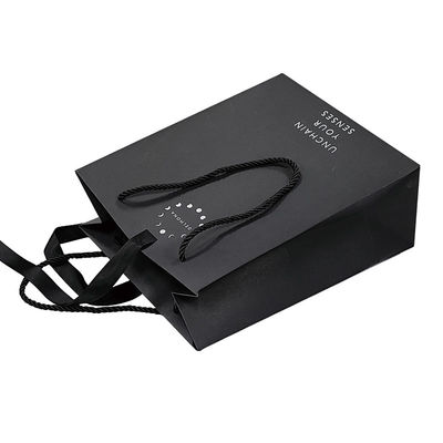 Zamówienie na zamówienie Luxury Black Matte Thick Paper Clothing Packaging Gift Shopping Bag With Logo Ribbon and Handle
