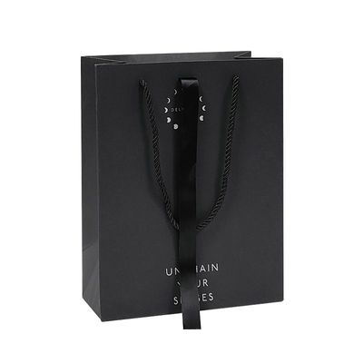 Zamówienie na zamówienie Luxury Black Matte Thick Paper Clothing Packaging Gift Shopping Bag With Logo Ribbon and Handle