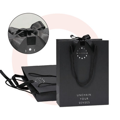 Zamówienie na zamówienie Luxury Black Matte Thick Paper Clothing Packaging Gift Shopping Bag With Logo Ribbon and Handle