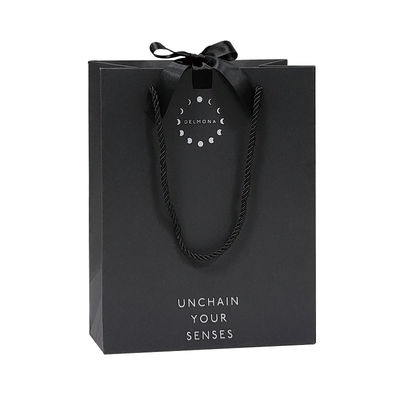 Zamówienie na zamówienie Luxury Black Matte Thick Paper Clothing Packaging Gift Shopping Bag With Logo Ribbon and Handle
