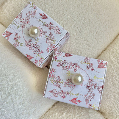 Luksusowe, spersonalizowane pudełko na biżuterię i zegarki. Eleganckie opakowanie na pierścionki, naszyjniki i zegarki.