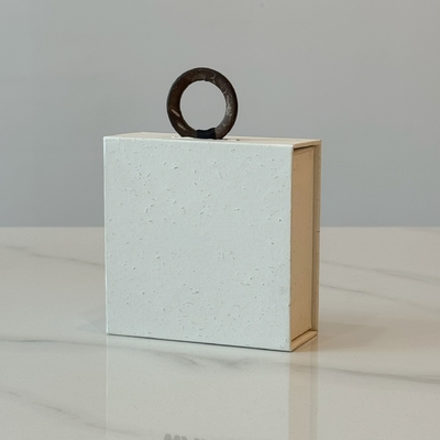 Biały spersonalizowany pudełko prezentacyjne na biżuterię z magnesem, z własnym logo, na pierścionek, kolczyki, naszyjnik, bransoletkę, opakowanie kartonowe