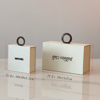 Biały spersonalizowany pudełko prezentacyjne na biżuterię z magnesem, z własnym logo, na pierścionek, kolczyki, naszyjnik, bransoletkę, opakowanie kartonowe