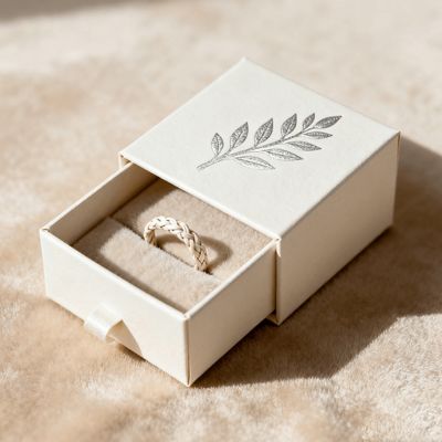 Wytworne Luksusowe Pudełka na Pierścionki z Niestandardowym Logo, z Płyty w Kolorze Kości Słoniowej, z Gąbką i Aksamitną Wyściółką, Tłoczeniem, Lakierowaniem, Powłoką UV, Drukiem i Obróbką